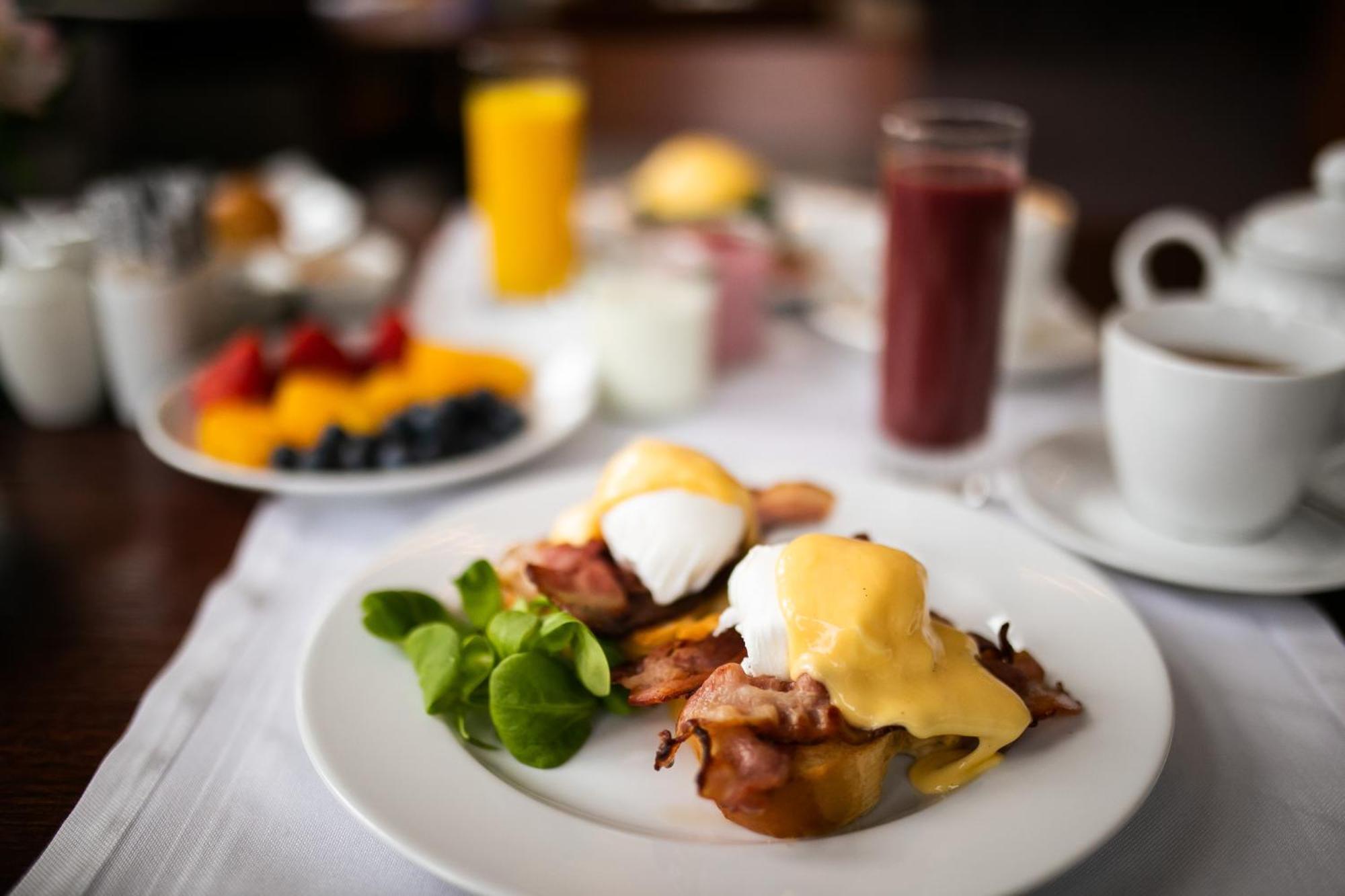فندق سوفيتل غراند سوبوت المظهر الخارجي الصورة Eggs Benedict