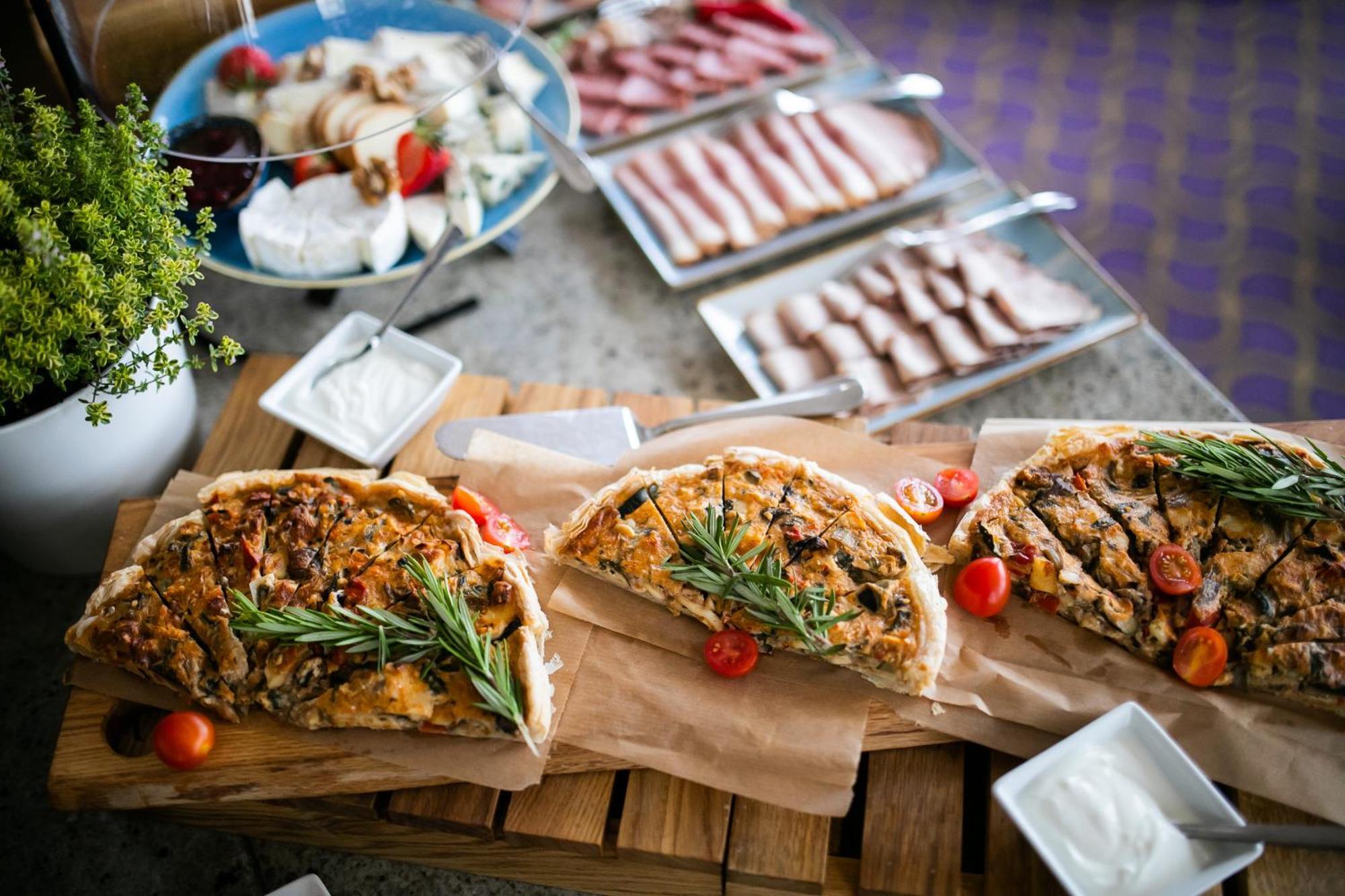 فندق سوفيتل غراند سوبوت المظهر الخارجي الصورة A selection of food at a buffet