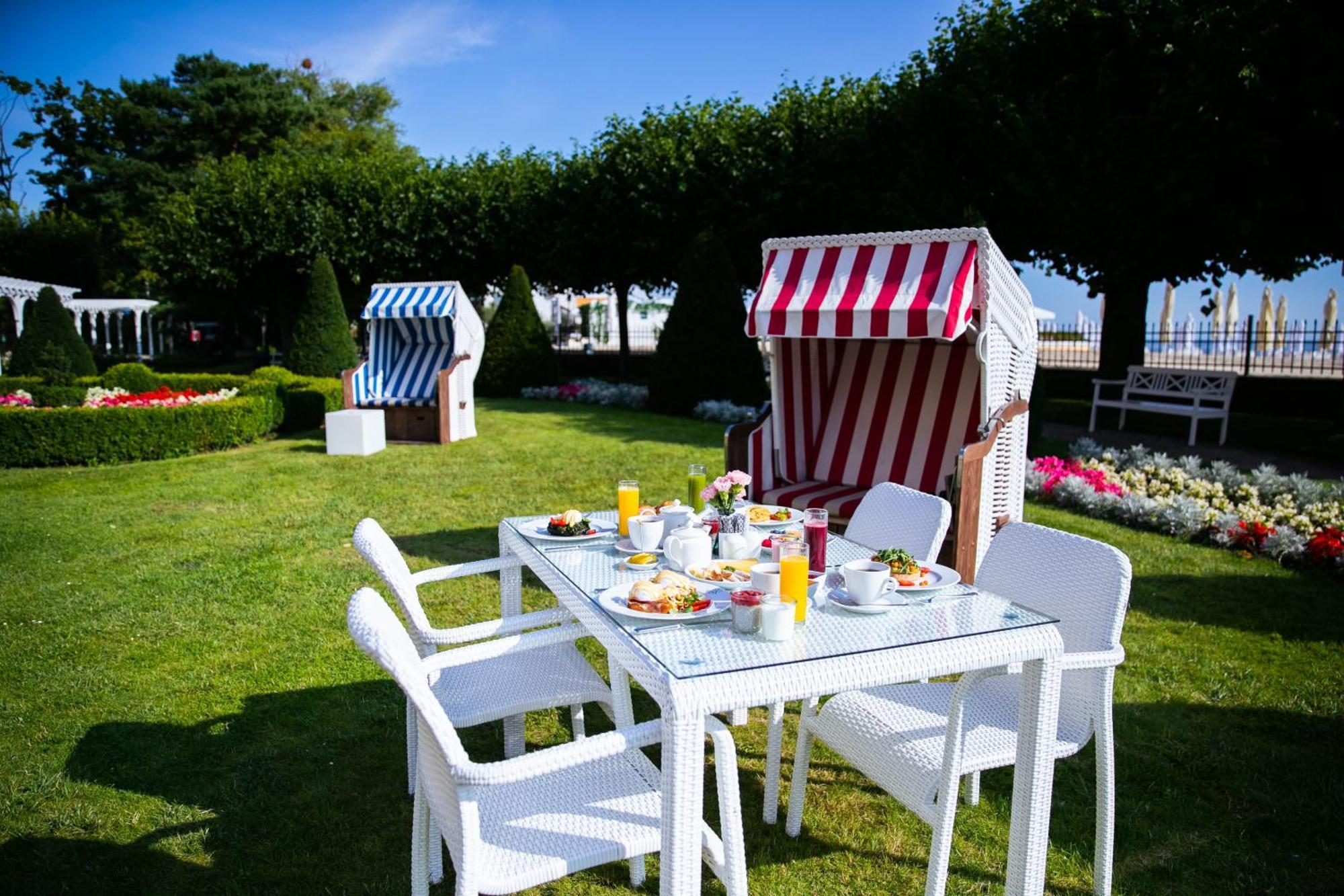 فندق سوفيتل غراند سوبوت المظهر الخارجي الصورة The beach chairs in the hotel's garden